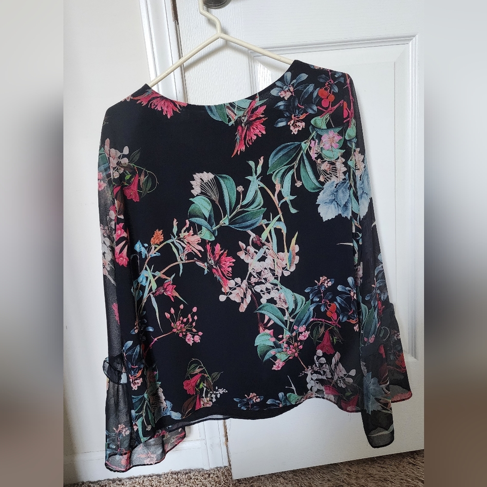 Karen Kane large black long sleeve with flowers